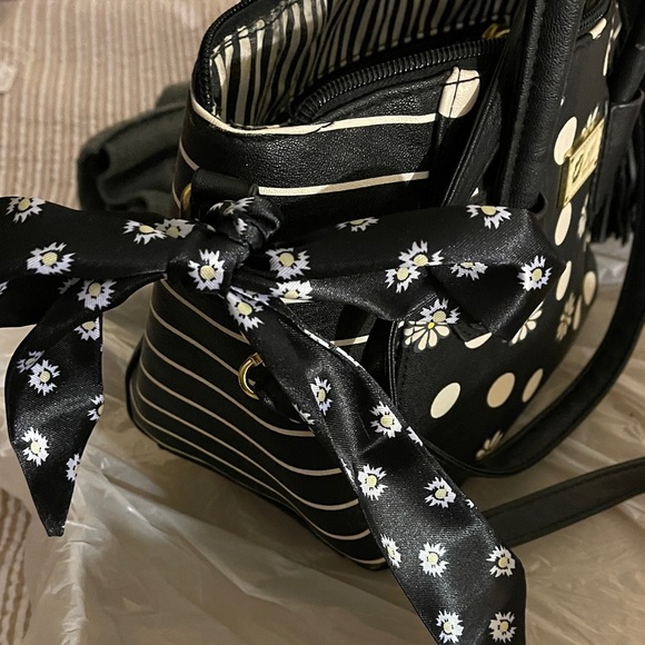 Betsey Johnson Black and White Floral Women's Bag - Picture 4 of 6